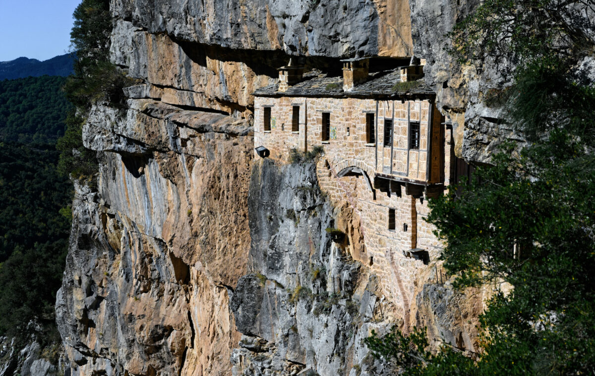 Kipina Monastery: The monastery that is wedged in the rock – mygreece.tv