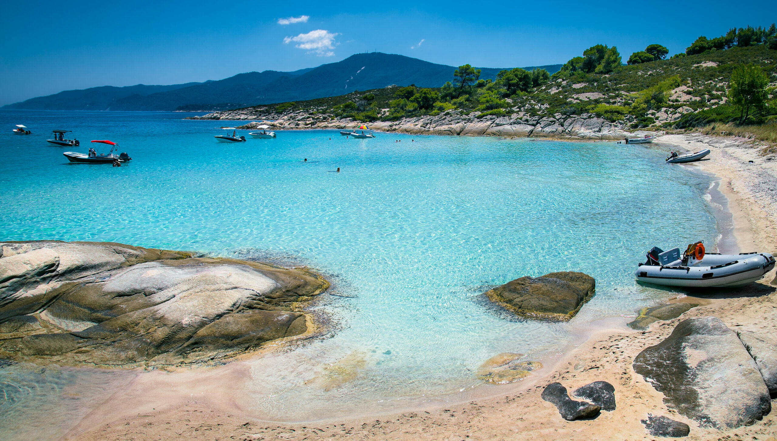 Halkidiki: Diaporos, the Greek island that it has warm waters all the year-round