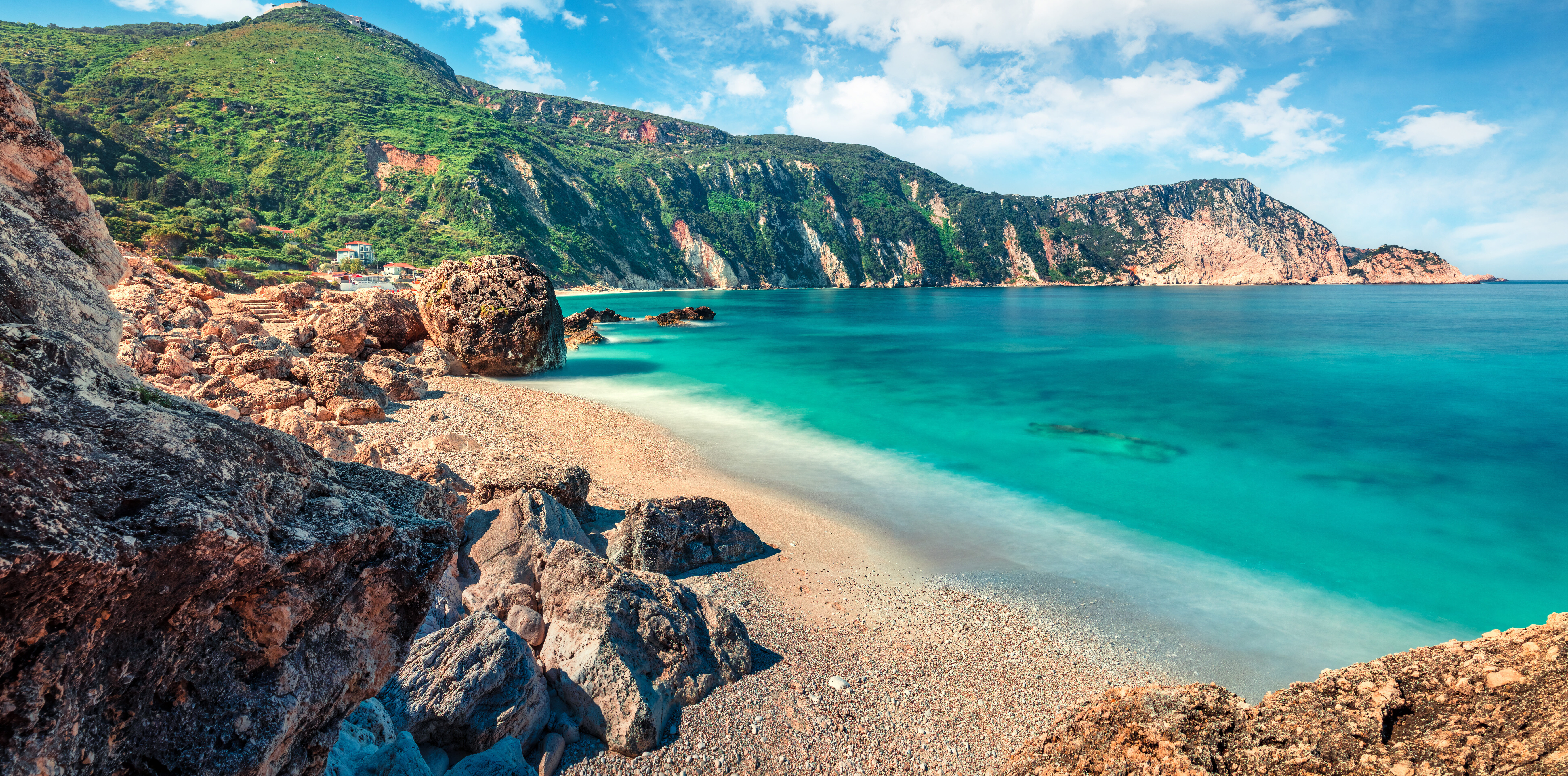 The 5+1 Greek islands that drive the real estate market